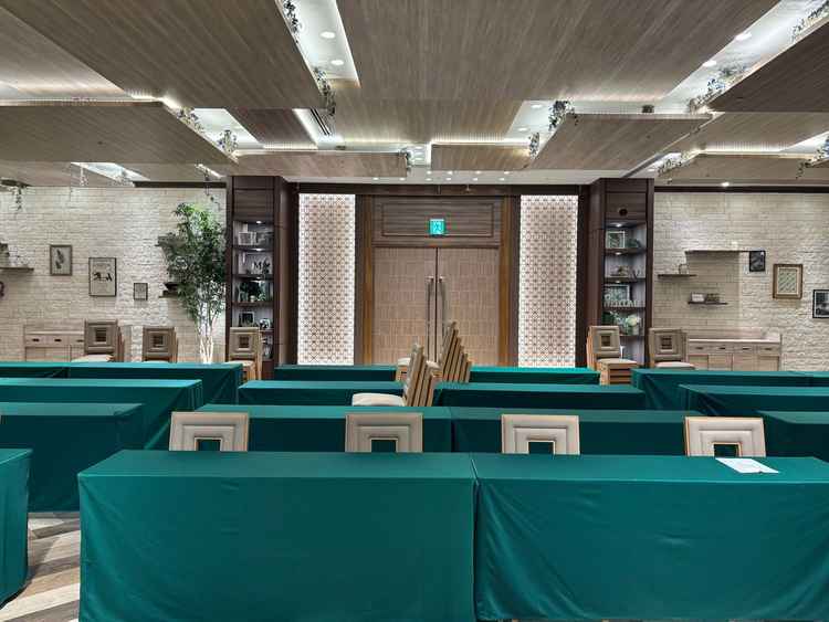 披露宴会場。デフォルトで棚の装飾や花があるのがポイント。