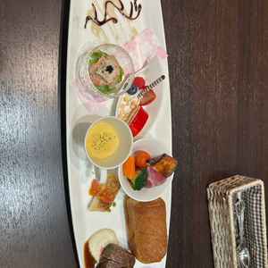 新郎側にフェアで試食としていただいたコース料理の一部です。3枚目と別のアングルで撮りました。