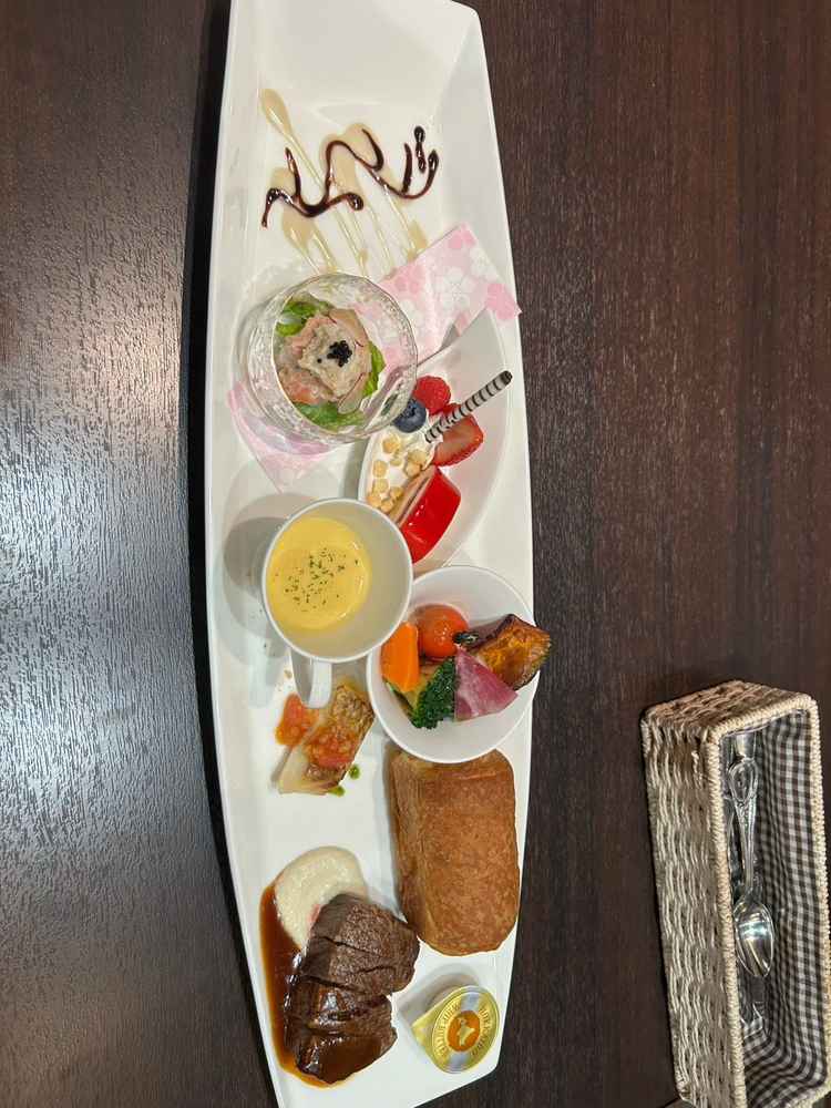 新郎側にフェアで試食としていただいたコース料理の一部です。3枚目と別のアングルで撮りました。