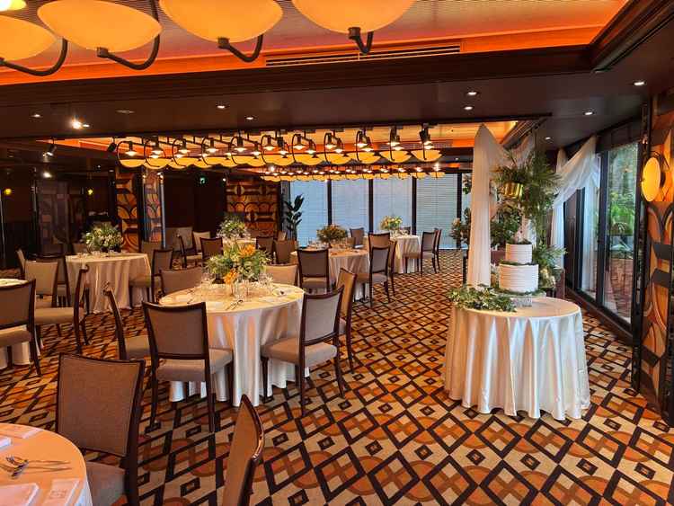 明るい雰囲気の披露宴会場