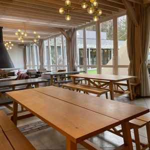 披露宴会場横のスペース。こちらでお肉料理等を提供することもできるそうです。