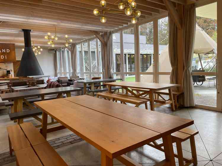 披露宴会場横のスペース。こちらでお肉料理等を提供することもできるそうです。