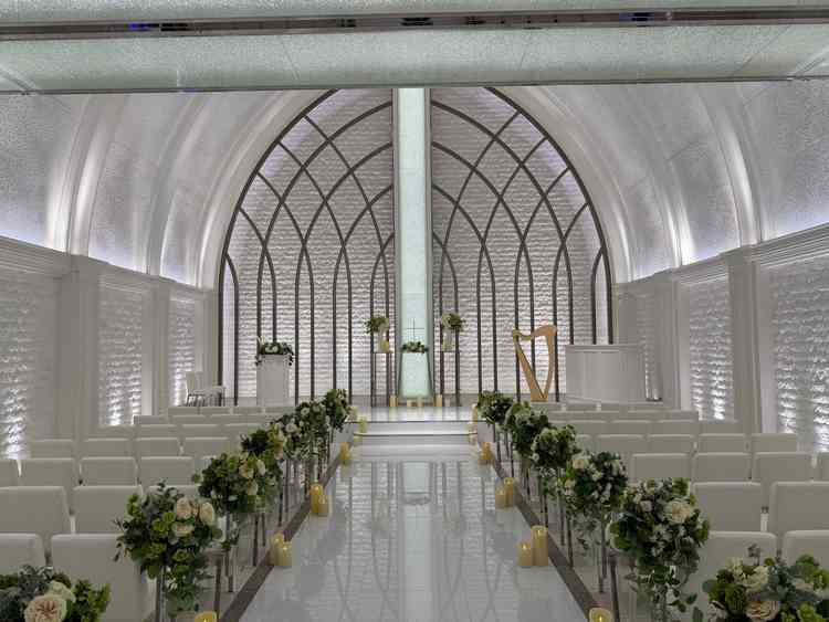 希望していた白いチャペル。綺麗に光が当たり、写真を撮るときに顔に変な影が入らない。