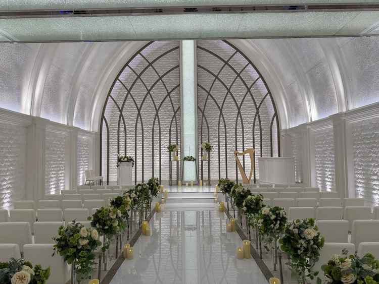 希望していた白いチャペル。綺麗に光が当たり、写真を撮るときに顔に変な影が入らない。