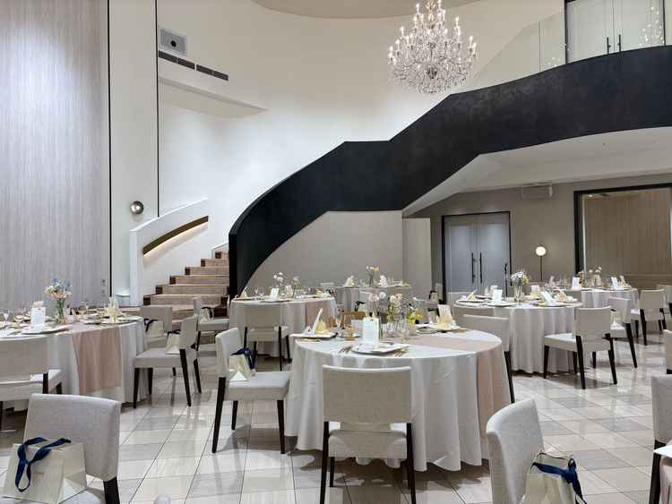 見学前から黒い壁が懸念だった階段。写真ほどの圧迫感はなかったですが、やはり入場シーンが見えづらい