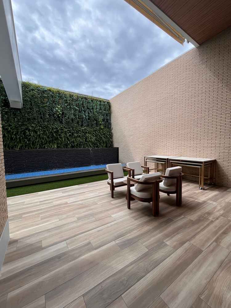 テラスは屋根付きで雨が降っても安心です。