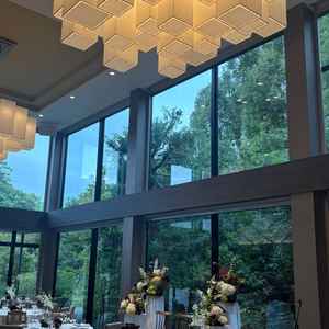 40人以上の披露宴会場。天井が高く、窓も広々していて開放感があります。ここも緑がたくさん見えました。