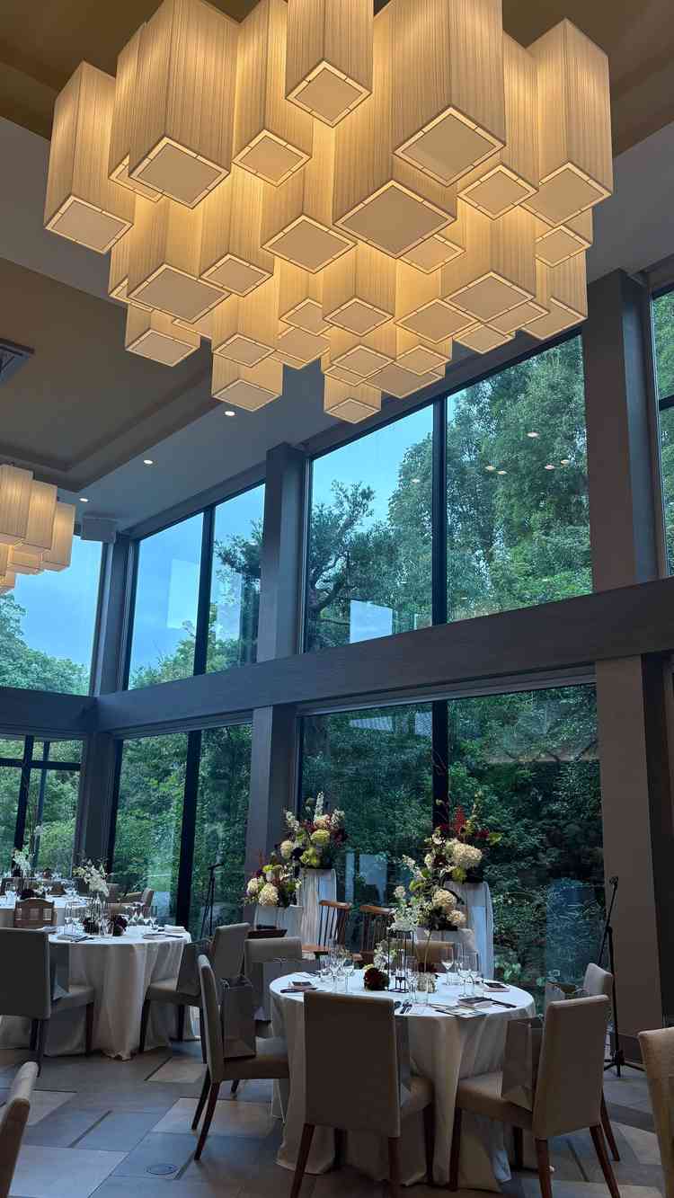 40人以上の披露宴会場。天井が高く、窓も広々していて開放感があります。ここも緑がたくさん見えました。