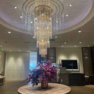 6階披露宴会場の前の部屋。シャンデリアがとても豪華でラグジュアリーな空間でした。