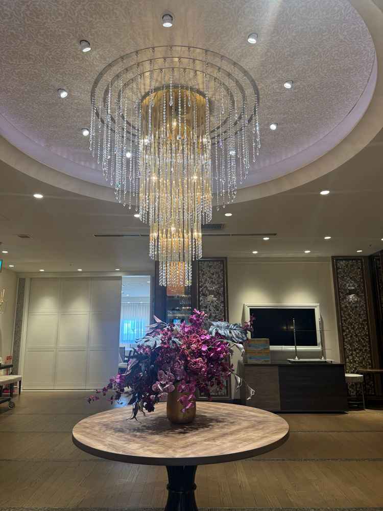 6階披露宴会場の前の部屋。シャンデリアがとても豪華でラグジュアリーな空間でした。