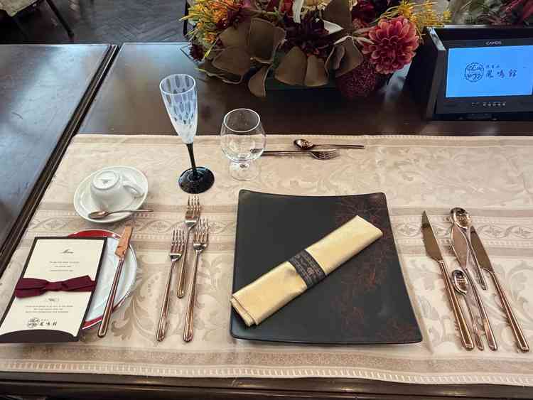 カトラリーはシルバーではなく、ピンクゴールド