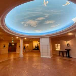 挙式会場への通路も作り込まれていて素敵でした。