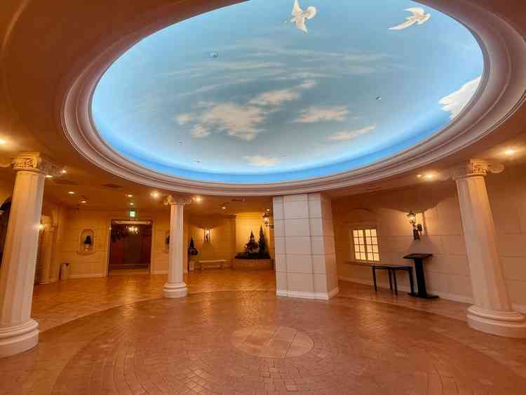 挙式会場への通路も作り込まれていて素敵でした。