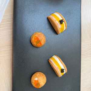 披露宴の前にウエルカムパーティがあり、DJやマジックショーなどで楽しみながら食べることができました。