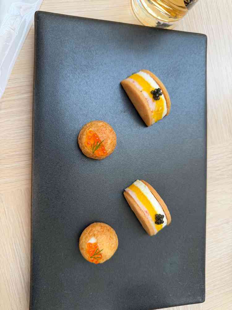 披露宴の前にウエルカムパーティがあり、DJやマジックショーなどで楽しみながら食べることができました。