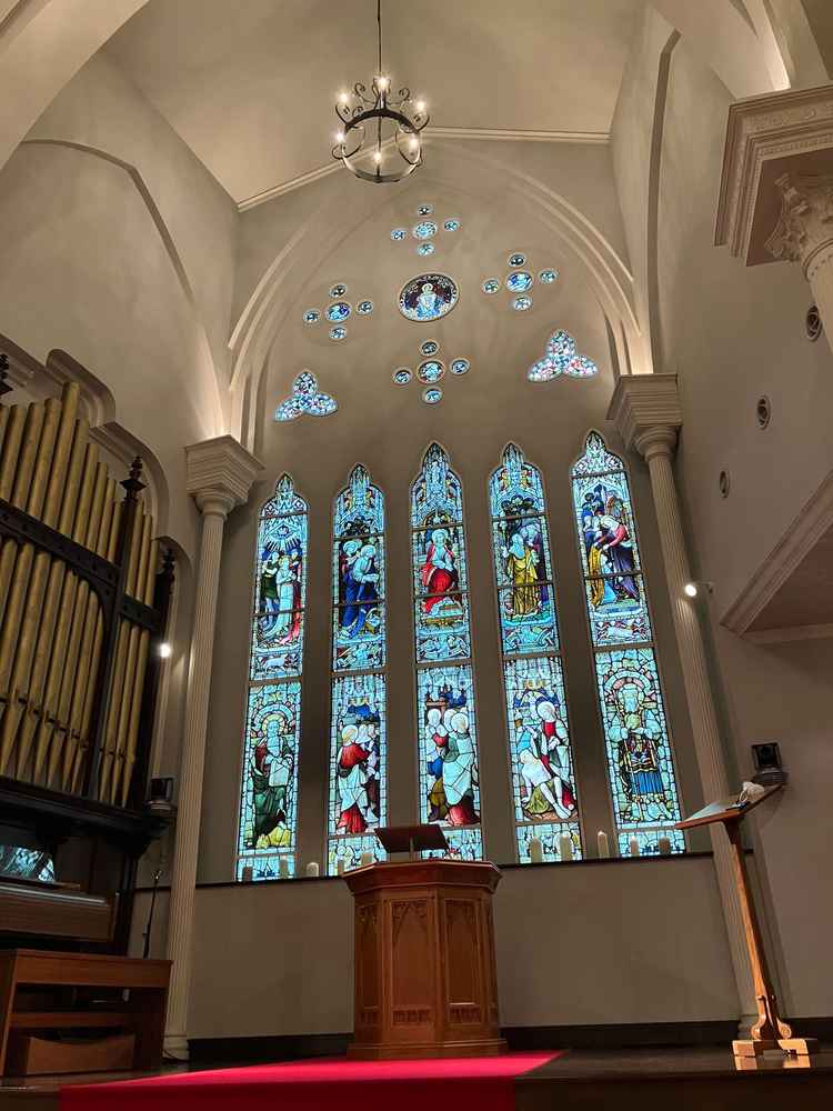 天井がとても高く声がよく響くので聖歌隊が歌ったりパイプオルガンを弾いたらとても綺麗に響きそう。