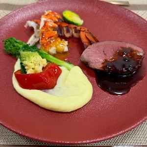 牛ヒレ肉と黒トリュフソースが美味しく、オマール海老も最高！これは両親も大喜びだと思いました！