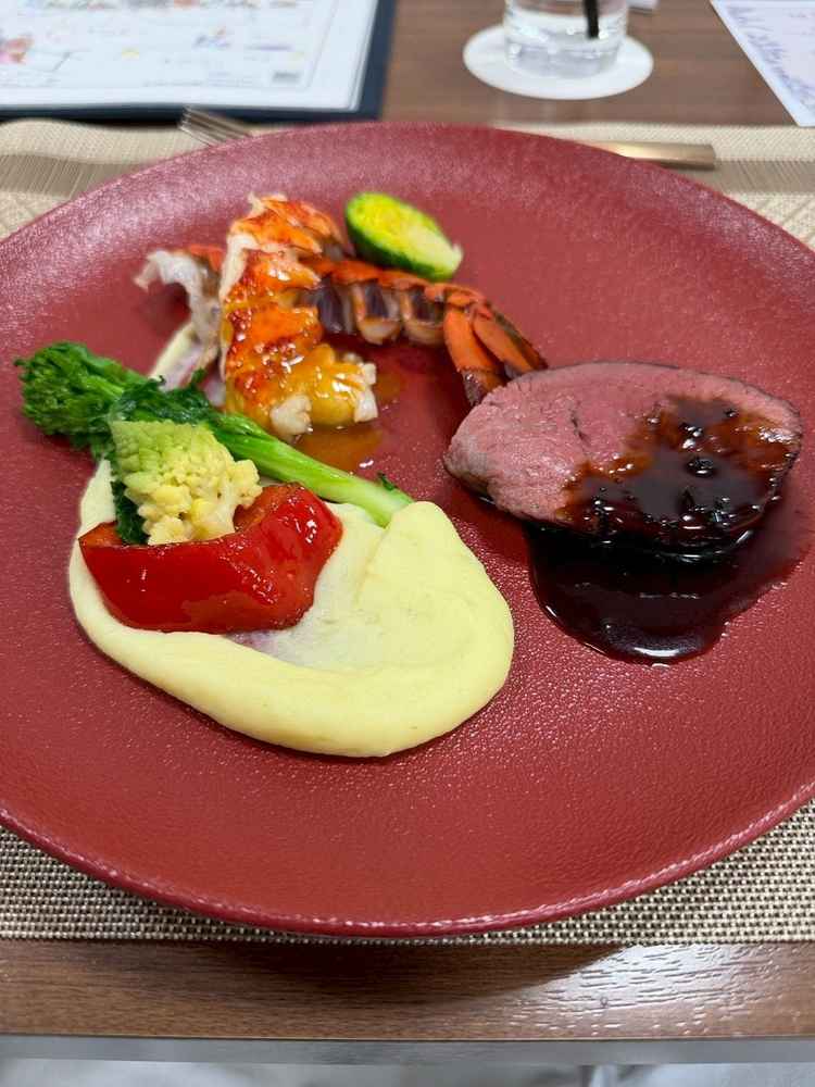 牛ヒレ肉と黒トリュフソースが美味しく、オマール海老も最高！これは両親も大喜びだと思いました！