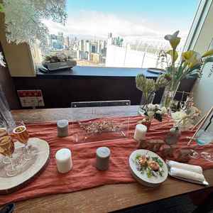 招待客の待機室で出される軽食と飲み物の写真。会場に入る前からおもてなしが出来るのは魅力に感じました。