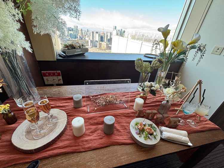 招待客の待機室で出される軽食と飲み物の写真。会場に入る前からおもてなしが出来るのは魅力に感じました。