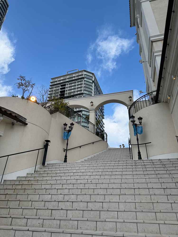 プールサイドから披露宴会場(ニース邸)へ通じる階段