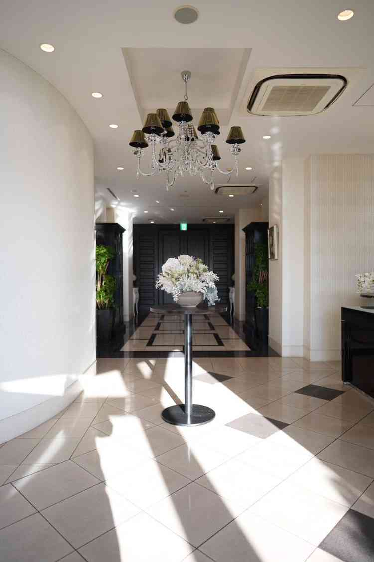 挙式前の受付スペース。朝の日差しが綺麗に建物内に降り注いでいました。