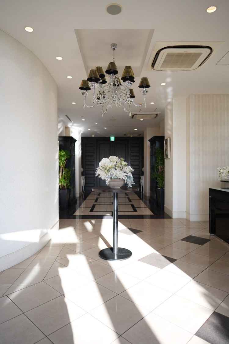 挙式前の受付スペース。朝の日差しが綺麗に建物内に降り注いでいました。