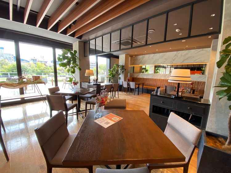 待合室の風景です。広々と、陽の光も入って明るく雰囲気が印象的です。鴨川も見えて退屈させない空間です。