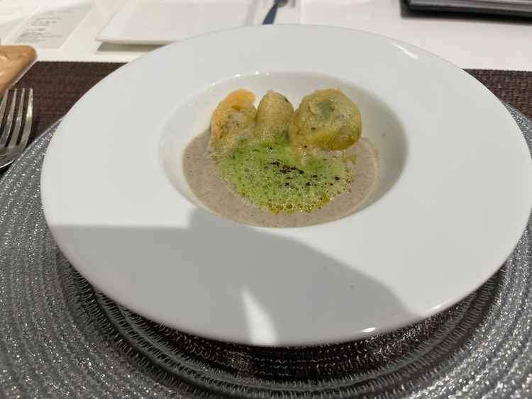 ごぼうポタージュ。香りがよく、添えのフリッターも塩気があり、スープとよく合いました。