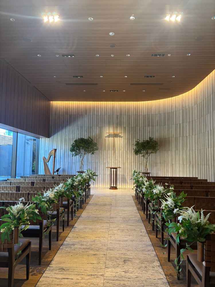 光がしっかり入る教会で緑も水もありすごくよかったです