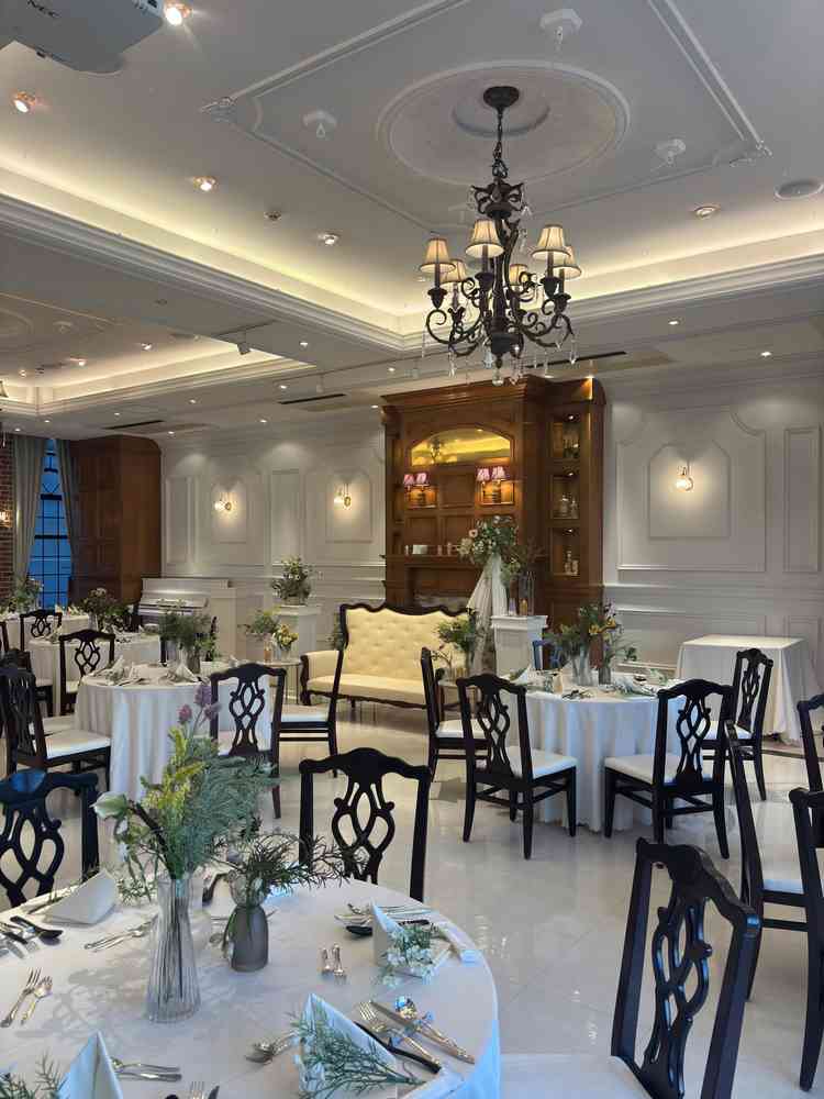 披露宴会場の写真です。アンティーク調で雰囲気がとても良かったです。天井にシャンデリアもありました。