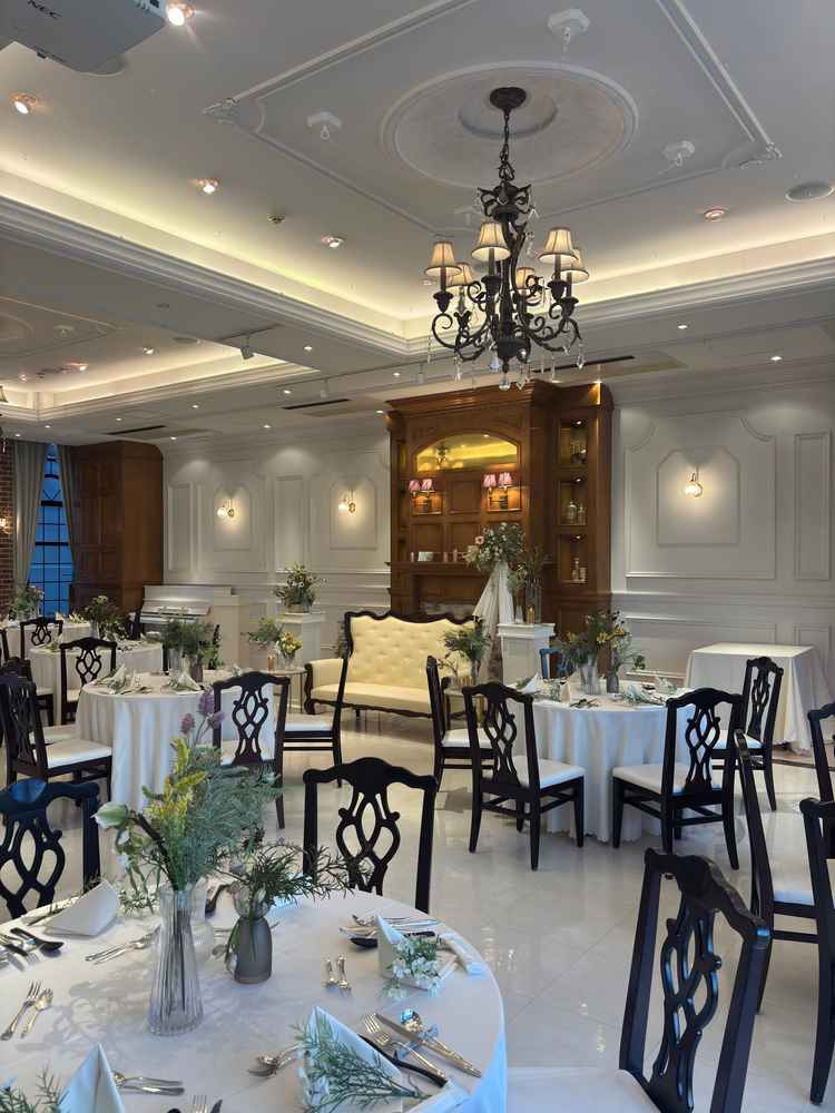 披露宴会場の写真です。アンティーク調で雰囲気がとても良かったです。天井にシャンデリアもありました。