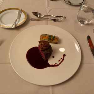 国産牛フィレ肉のポワレ フォアグラとのマリアージュ 赤ワインソーストリュフ風味のジャガイモのテリーヌ