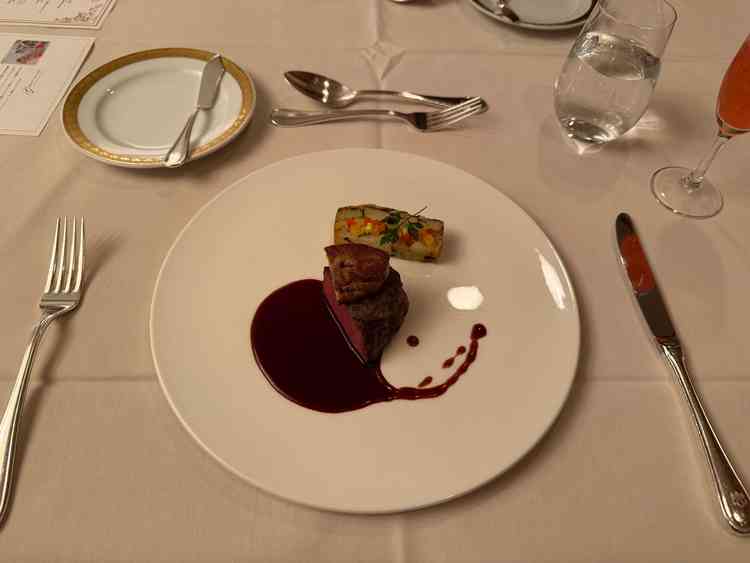 国産牛フィレ肉のポワレ フォアグラとのマリアージュ 赤ワインソーストリュフ風味のジャガイモのテリーヌ