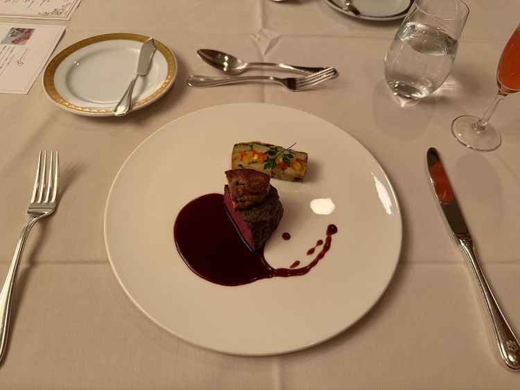 国産牛フィレ肉のポワレ フォアグラとのマリアージュ 赤ワインソーストリュフ風味のジャガイモのテリーヌ