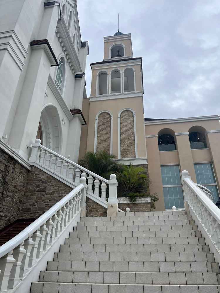 チャペルを出てフラワーシャワーをする階段です。