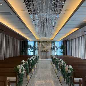 チャペルの写真。画角を横にすると、すべてのゲストの席が映るように設計されているようです。