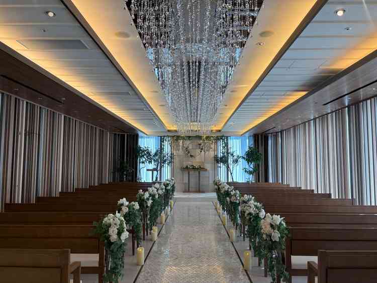 チャペルの写真。画角を横にすると、すべてのゲストの席が映るように設計されているようです。