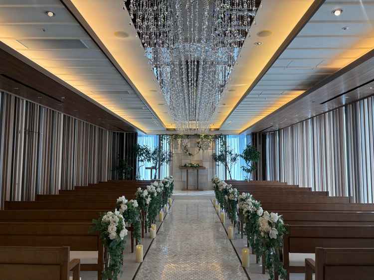 チャペルの写真。画角を横にすると、すべてのゲストの席が映るように設計されているようです。