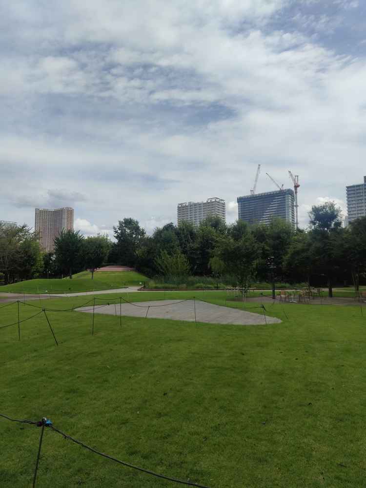 ガーデン挙式はビル横の少し広めの公園で。子ども連れなどもいて、一般的な綺麗な公園ってかんじ。