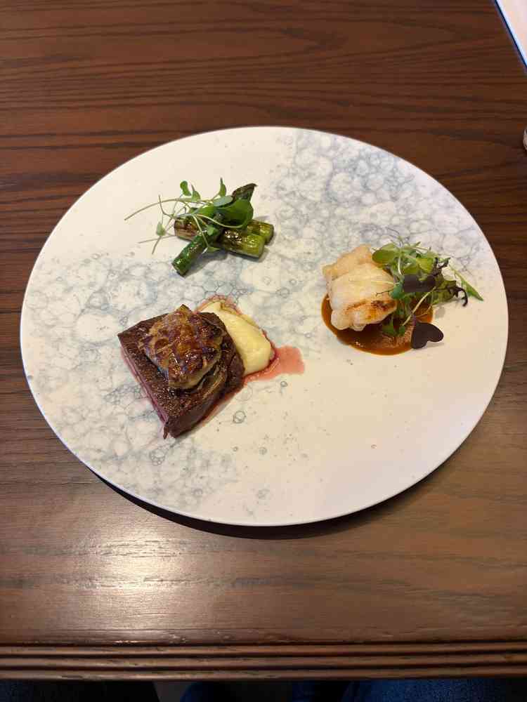 メインの肉料理とオマールエビ。とても美味しかった。