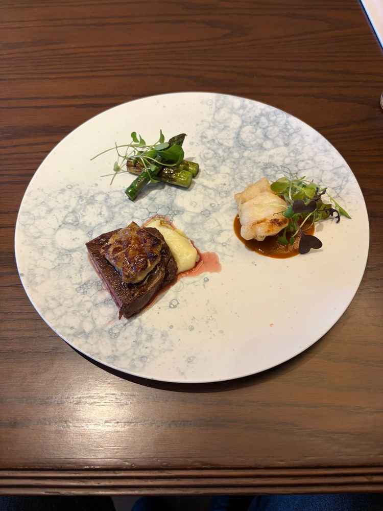 メインの肉料理とオマールエビ。とても美味しかった。