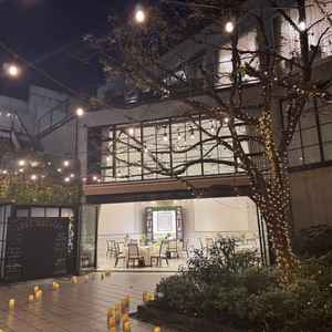 テラスも使用できる開放感のある披露宴会場