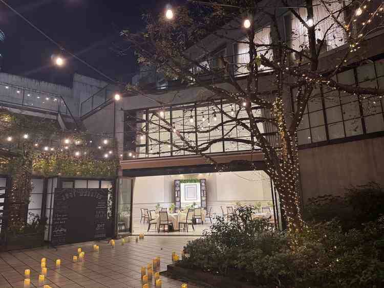 テラスも使用できる開放感のある披露宴会場
