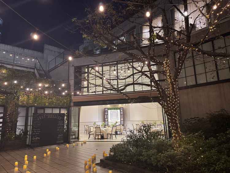 テラスも使用できる開放感のある披露宴会場