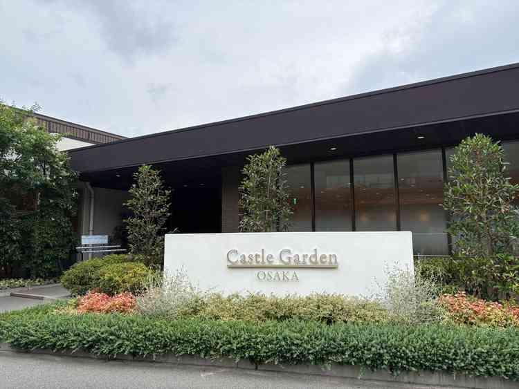 駅から式場に向かい、初めに目にする入り口です。駅からは歩いて5分もかからず、見た目好印象です。