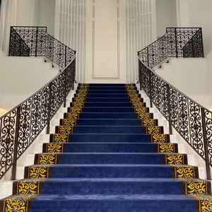 チャペルを出てすぐの階段の写真。高さがあるので迫力もあり、写真を撮る時に写りが良さそうだと思いました