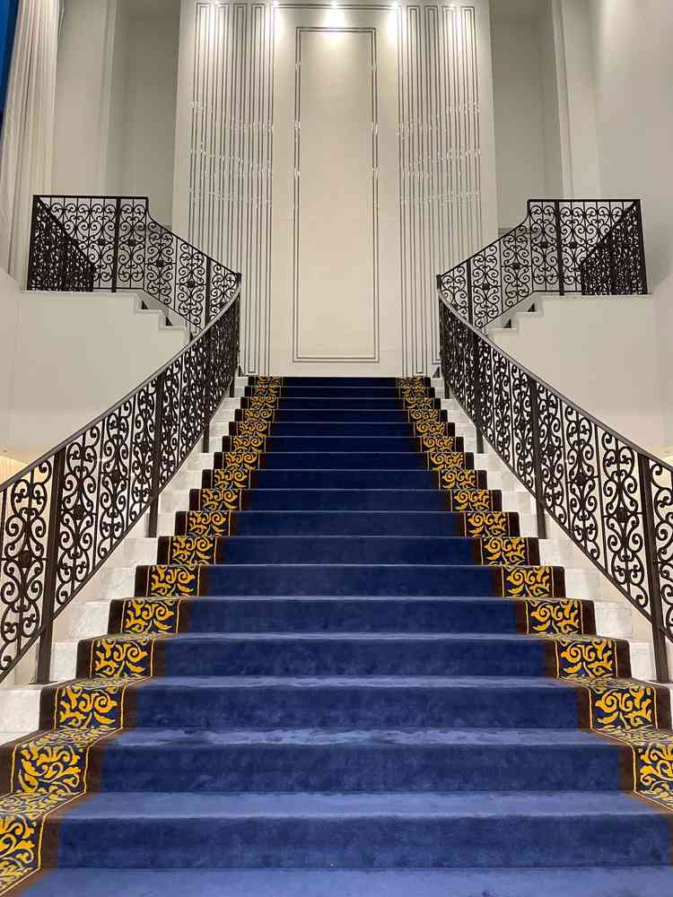 チャペルを出てすぐの階段の写真。高さがあるので迫力もあり、写真を撮る時に写りが良さそうだと思いました