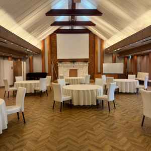 披露宴会場。木目の床と白を基調とした明るい会場で、ナチュラルな雰囲気がありました。