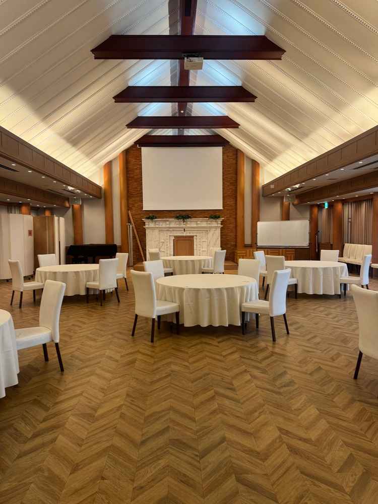 披露宴会場。木目の床と白を基調とした明るい会場で、ナチュラルな雰囲気がありました。